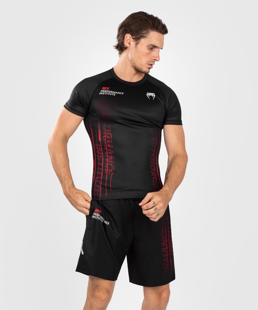 ufc venum performance institute 2.0 miesten lyhythihainen rashguard - mustapunainen