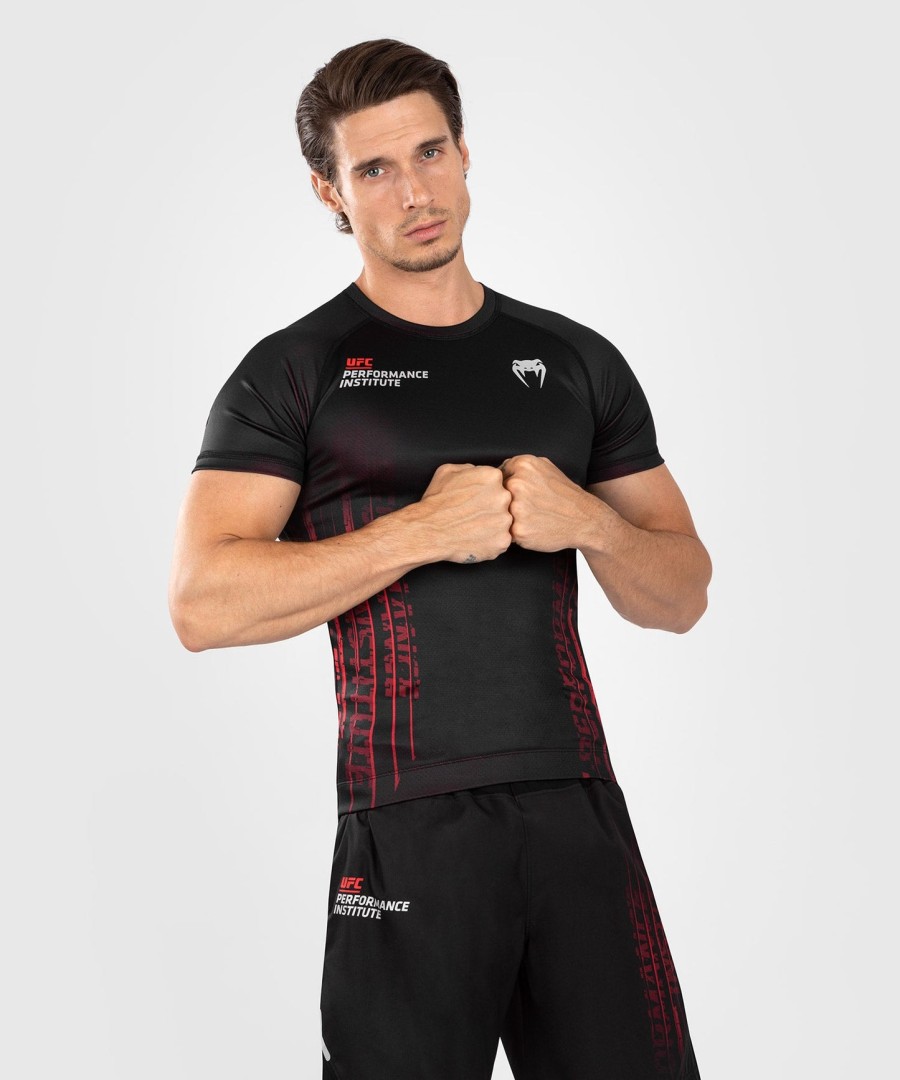 ufc venum performance institute 2.0 miesten lyhythihainen rashguard - mustapunainen