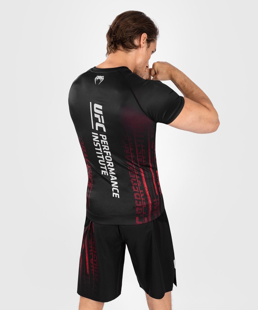 ufc venum performance institute 2.0 miesten lyhythihainen rashguard - mustapunainen