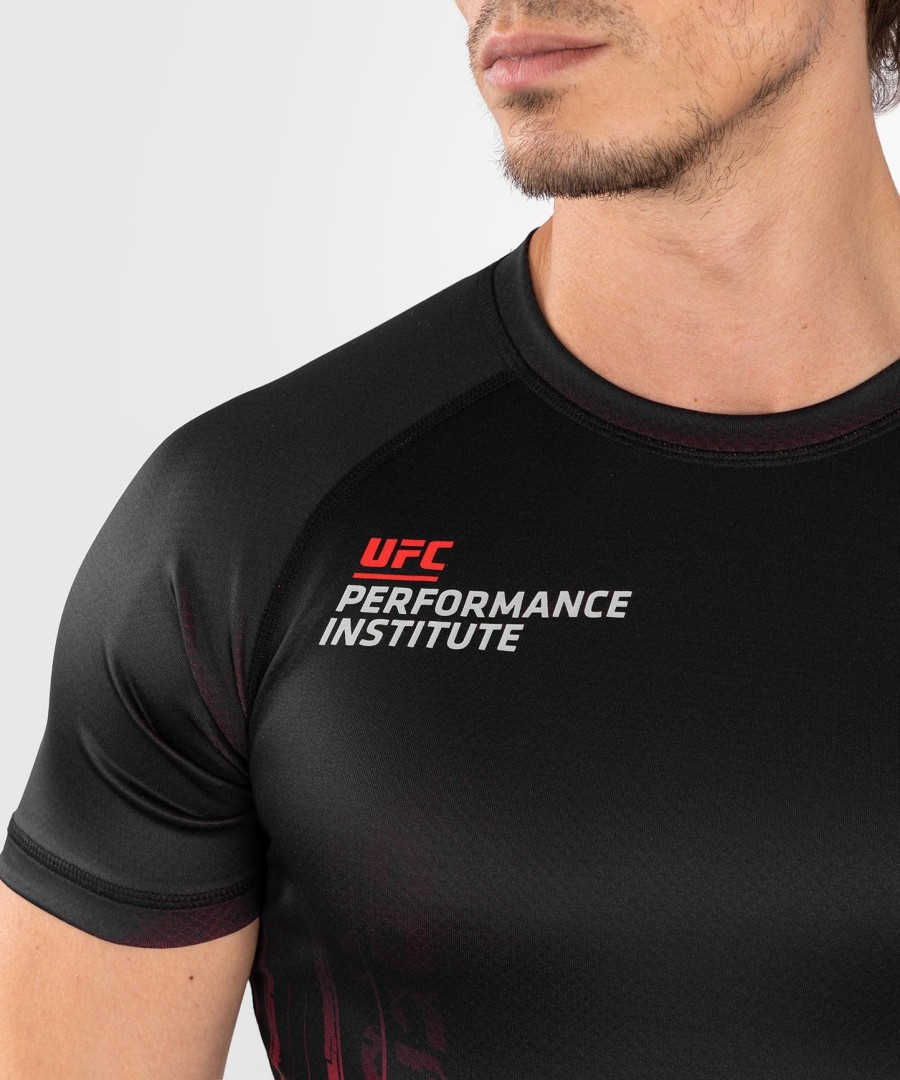 ufc venum performance institute 2.0 miesten lyhythihainen rashguard - mustapunainen