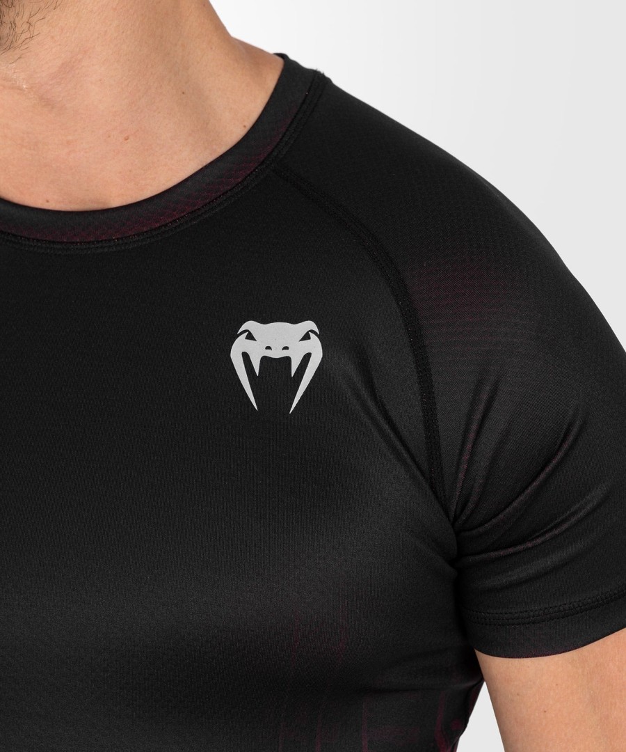 ufc venum performance institute 2.0 miesten lyhythihainen rashguard - mustapunainen