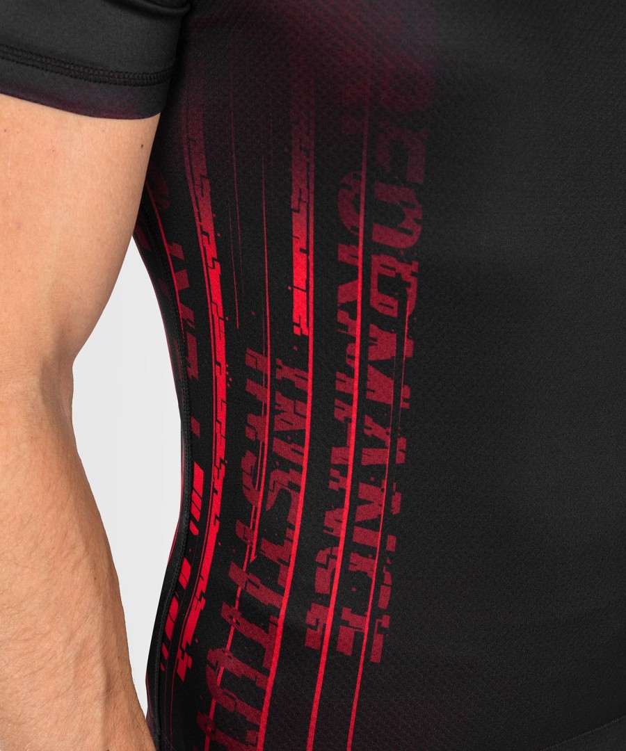 ufc venum performance institute 2.0 miesten lyhythihainen rashguard - mustapunainen