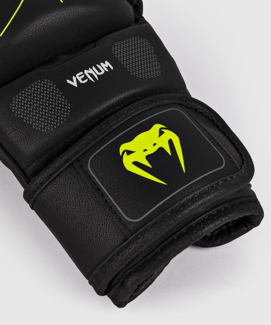 venum training camp 4.0 sparring hanskat - mustaneonvihreä
