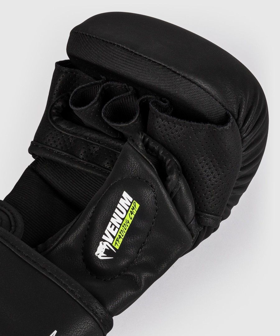 venum training camp 4.0 sparring hanskat - mustaneonvihreä