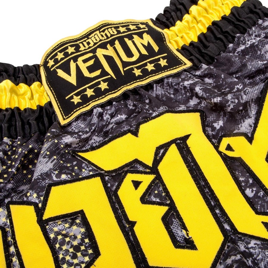 venum tramo muay thai -shortsit - mustakeltainen